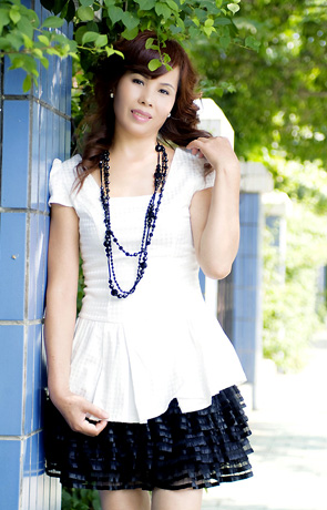 Single girl Yini 58 years old