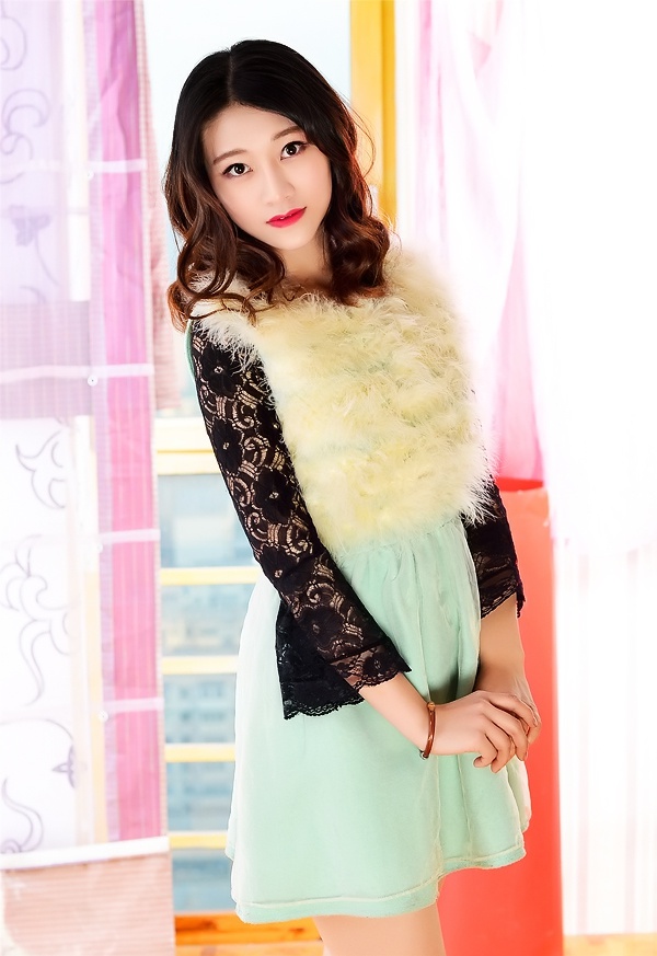 Single girl Yang (Queena) 22 years old