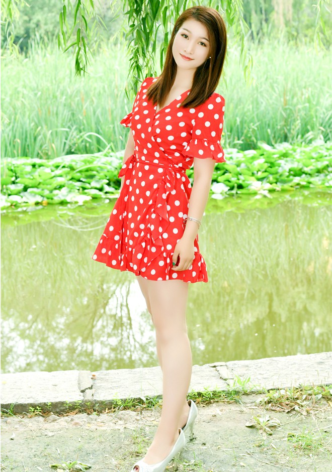 Single girl Runmei 20 years old