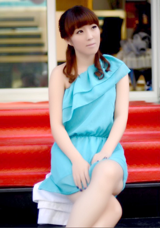 Single girl Jingyi 29 years old
