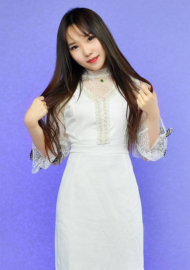 Single girl Yujing (Eva) 19 years old