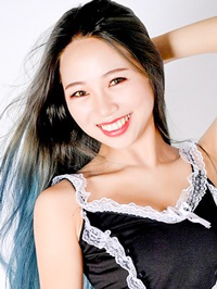 Asian single woman Wenni from Dalian, China