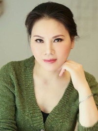 Asian woman Yichan from Nanning, China