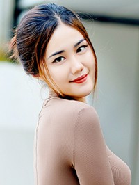 Asian single woman Dinh Thi (Laura) from Van Lam, Vietnam