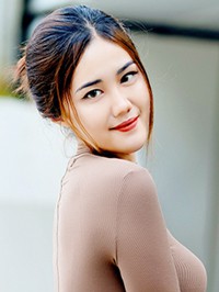 Asian single woman Dinh Thi (Laura) from Van Lam