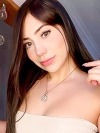 Latin single woman Karen from Medellín