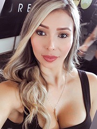 Latin single woman Leidy from Medellín