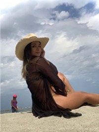 Latin single woman Karen from Medellín