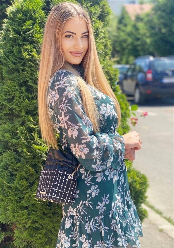 beautiful singles Yasmina-Maria